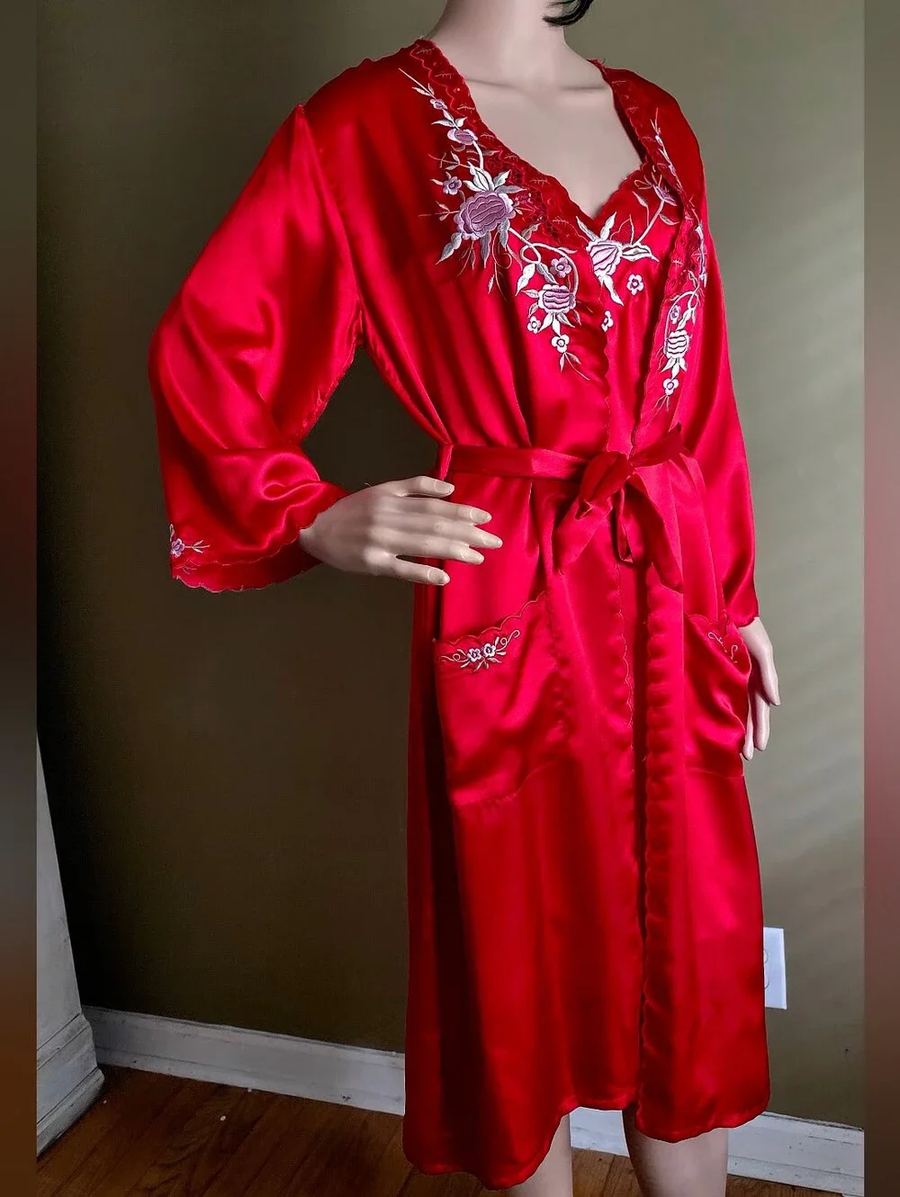 Vintage 雅叶尔 Yǎyèěr Red Silk Embroidered Robe & Nightgown Set